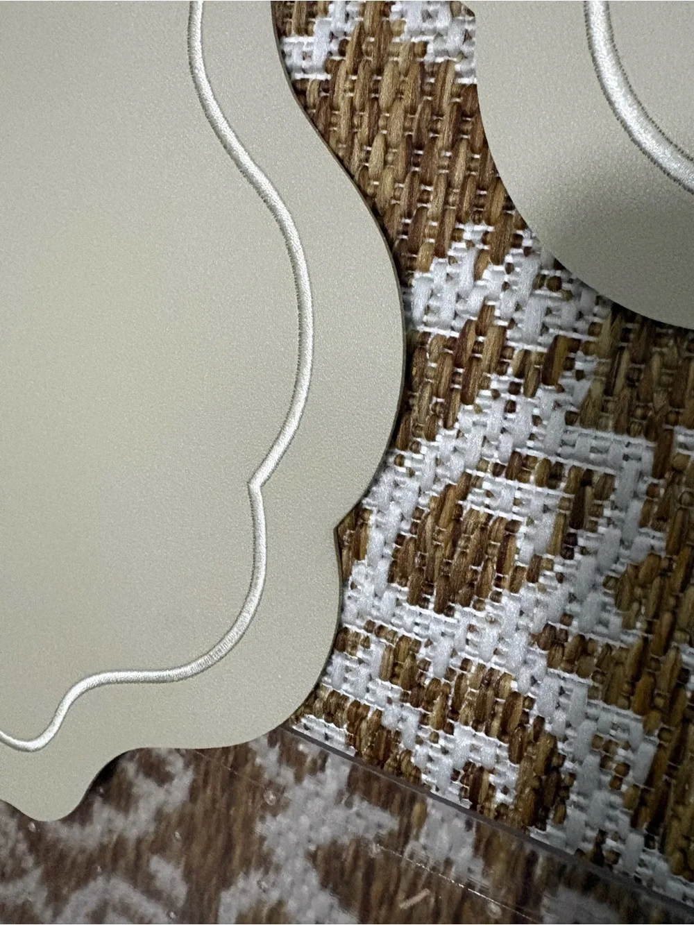 Vinyl Decorative Scallop Beige Tan w/embroidered placemats reversable x 4- 16